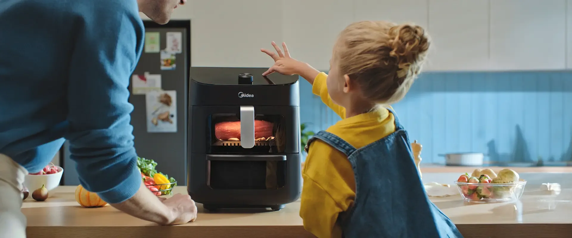 Air fryer preta posicionada sobre uma bancada limpa de granito em cozinha iluminada